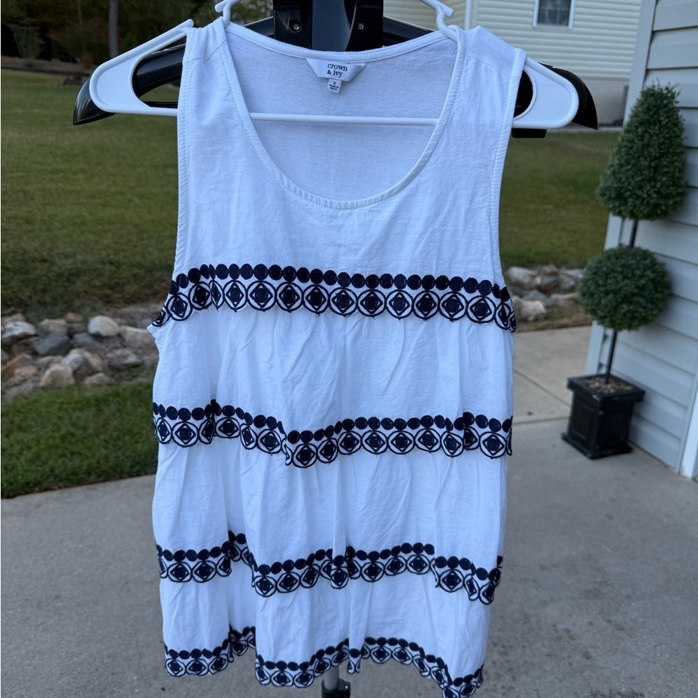 Crown and Ivy Top Women's Medium White Blue Embroidery